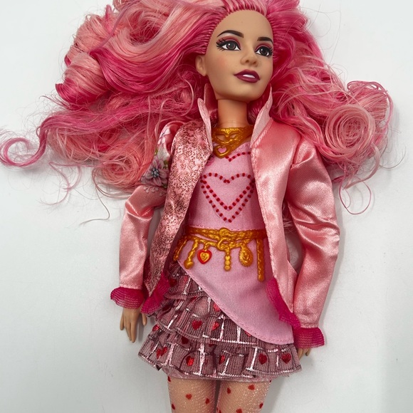 Disney’s descendants: The Rise of the Red dolls - Picture 3 of 5